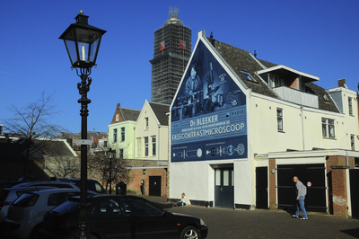 900814 Gezicht in de Strosteeg te Utrecht, met de muurschildering Dr. Bleeker produceert in haar instrumentenfabriek de ...